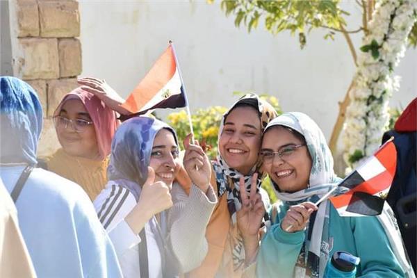 جانب من مشاركة الفتيات في صباح ثاني أيام الانتخابات الرئاسية بمحافظة مطروح
