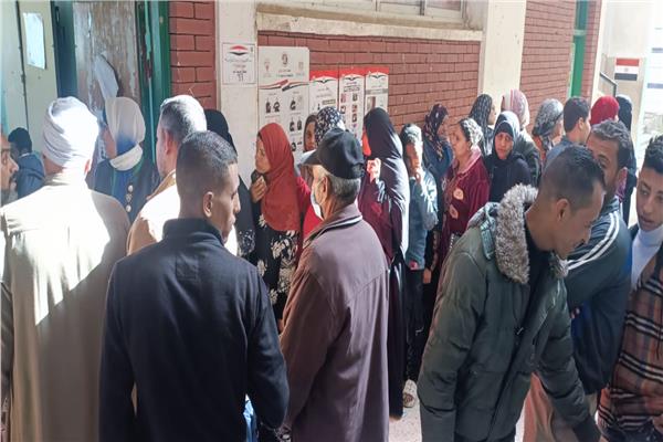 توافد المواطنين على لجان الاقتراع بالجيزة 