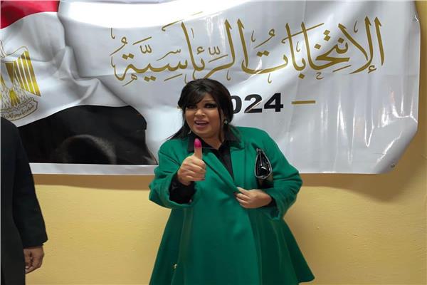 فيفي عبده تدلي بصوتها في الانتخابات الرئاسية 2024
