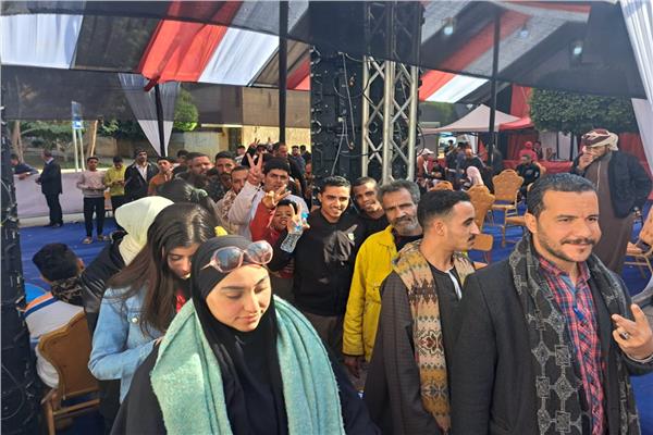 توافد المواطنين للإدلاء بأصواتهم داخل لجان مدرسة نهضة مصر التجريبية 