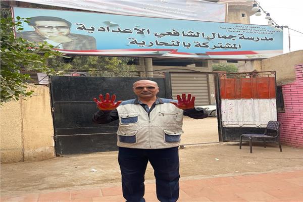 مواطن بالغربية يغرق يده في الحبر الفسفوري أمام اللجنة الانتخابية حبا في مصر