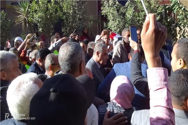 محافظ سوهاج يتفقد اللجان الانتخابية بقرية شطورة