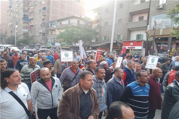 مسيرة حاشدة من المواطنين امام اللجان الانتخابية بمدرسة الشهيد حسين جمال بالمنيب