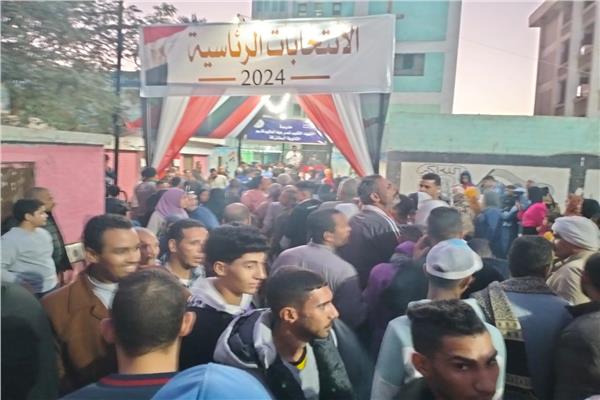 اقبال المواطنين بكثافة على اللجان الانتخابية قبل حلول الليل بالجيزة