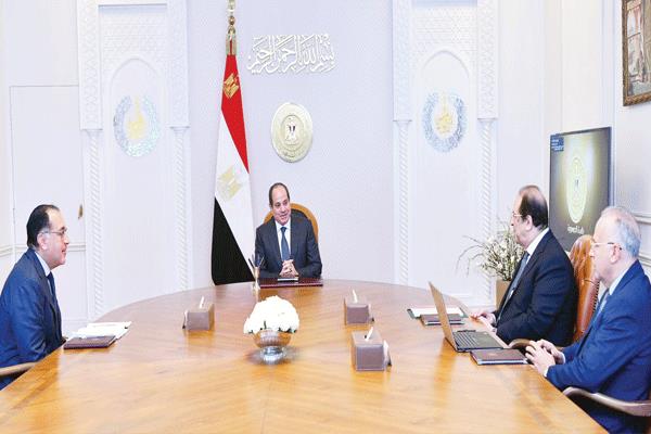 الرئيس عبدالفتاح السيسى خلال اجتماعه مع رئيس المخابرات العامة ووزير الرى