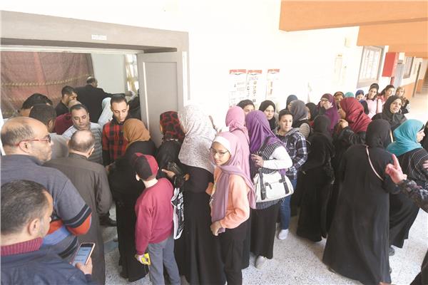 توافد سيدات منطقة روض الفرج على لجان التصويت للمشاركة في الإنتخابات