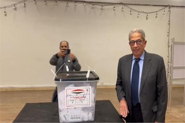 عمرو موسي يدلي بصوته في الانتخابات الرئاسية