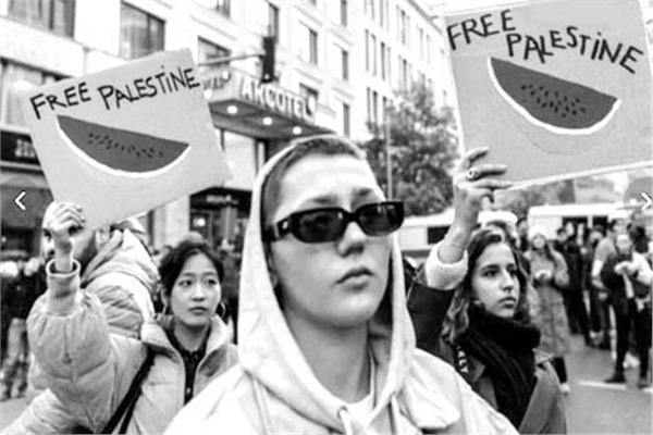 النشطاء فى باريس يرفعون لافتات «البطيخ» الفلسطينى تضامناً مع غزة بعد منع رفع العلم
