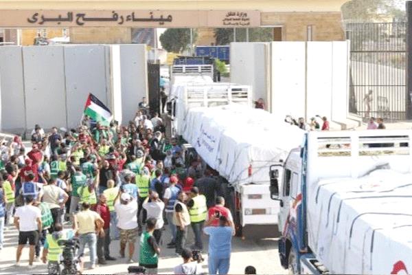 عدد من الشاحنات فى طريقها إلى غزة عبر معبر رفح البرى