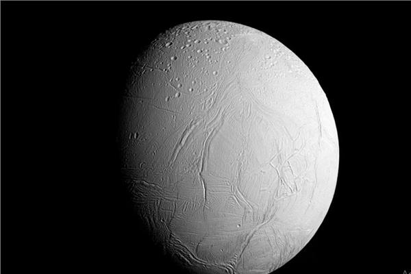 اكتشافات جديدة عن  القمر إنسيلادوس   