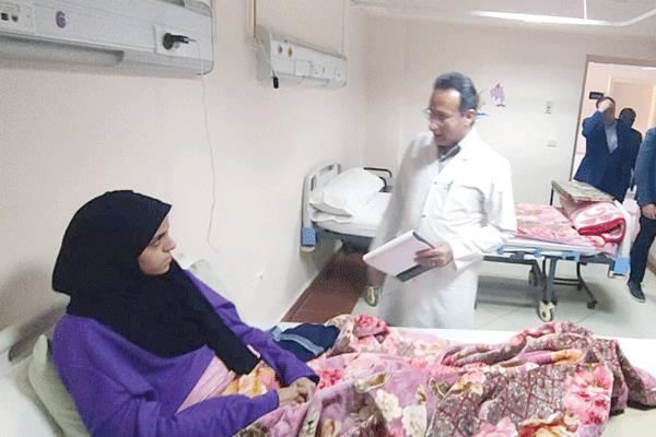 مصابة فلسطينية تتلقى العلاج فى مستشفى العريش
