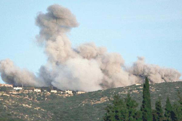 دخان يتصاعد بعد غارات إسرائيلية على قرية مجدل زون بجنوب لبنان