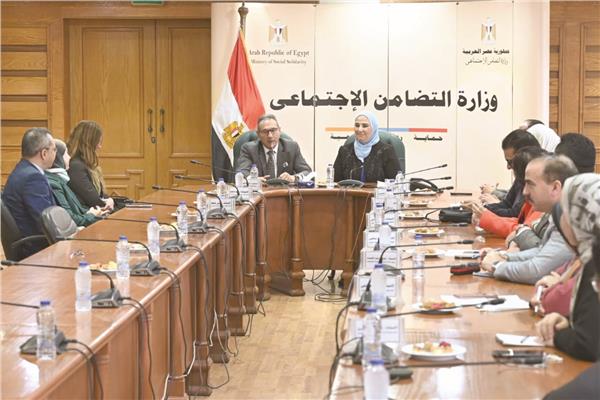 جانب من اجتماع وزيرة التضامن مع رئيس بنك مصر وعددٍ من القيادات