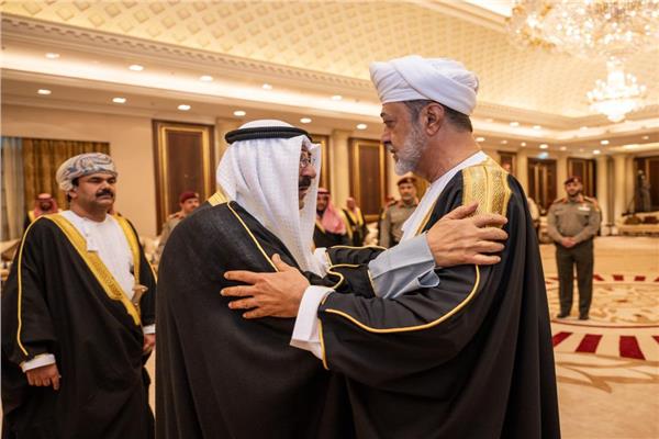 السلطان هيثم بن طارق يعزي أمير الكويت في الشيخ نواف الأحمد 