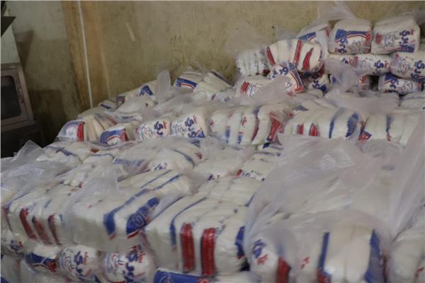 جانب من توزيع السكر في قرى المحافظة بأسعار مخفضة