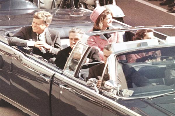 الرئيس الأمريكي جون كينيدي قبيل اغتياله بلحظات