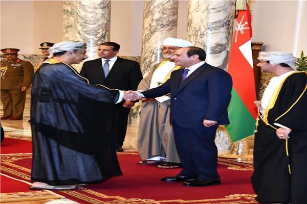 الرئيس السيسي يسلم على سفير عمان بالقاهرة خلال زيارة السلطان هيثم بن طارق - أرشيفية
