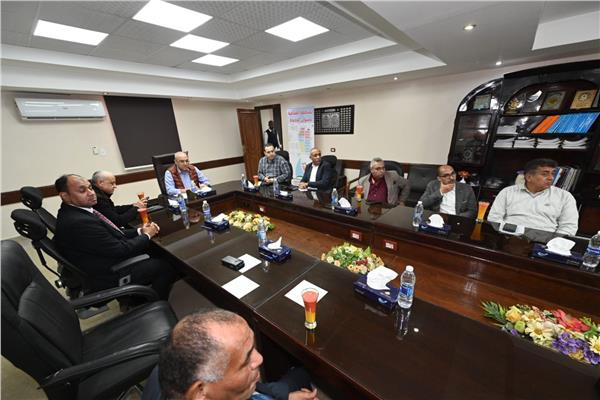 وزير الإسكان يلتقى أعضاء جمعية مستثمري أسوان