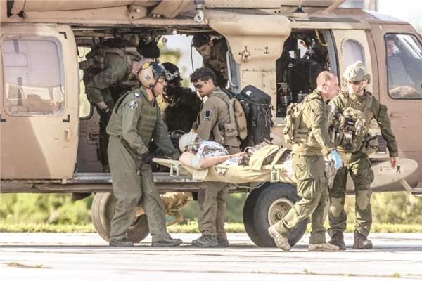 نقل جندى إسرائيلى مصاب فى معارك غزة