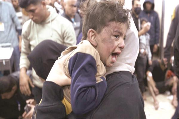 طفل فلسطينى يبكى جراء إصابته