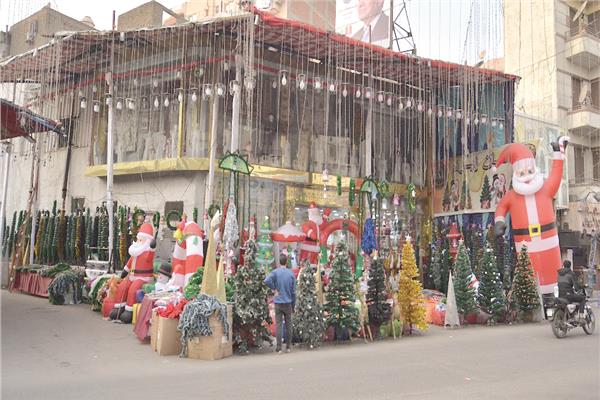 شوارع مصر تستقبل الكريسماس ..أشجار وزينه تضىء ليالى أعياد الميلاد