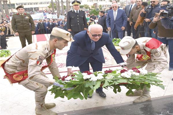 اللواء عادل الغضبان يضع إكليلاً من الزهور على النصب التذكارى للشهداء