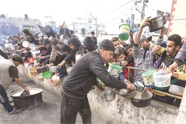 فلسطينيون يصطفون للحصول على وجبة مجانية في رفح