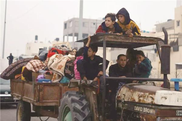 إسرائيل تدفع الفلسطينيين للنزوح إلى جنوب غزة