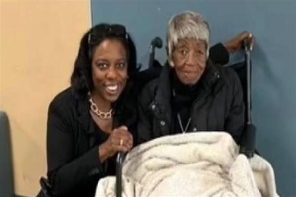 بعمر 102 عام تتخرج مع حفيدتها في أمريكا