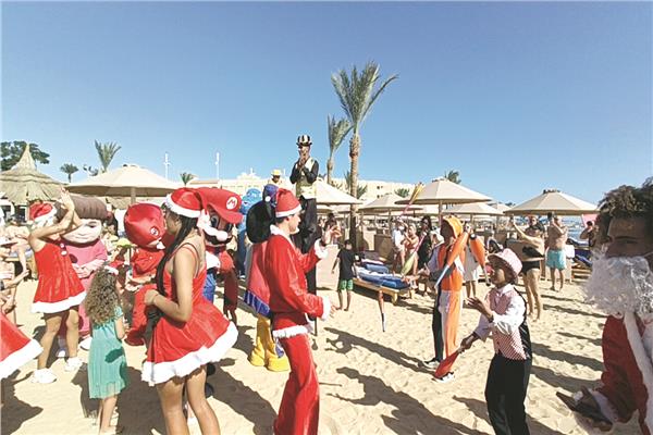 احتفالات الكريسماس على شواطئ البحر الأحمر