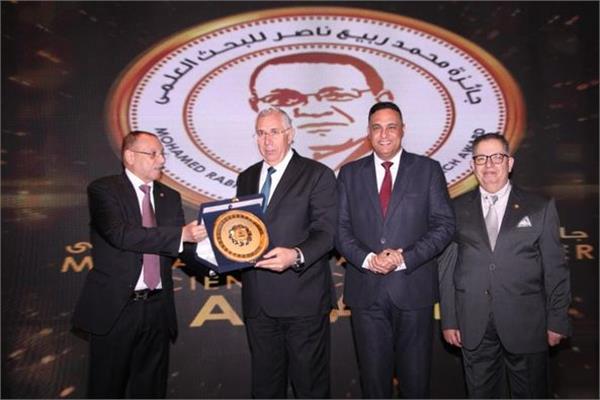 وزير الزراعة يسلم الفائزين بجائزة جامعة الدلتا في مجال الزراعة والأمن الغذائي