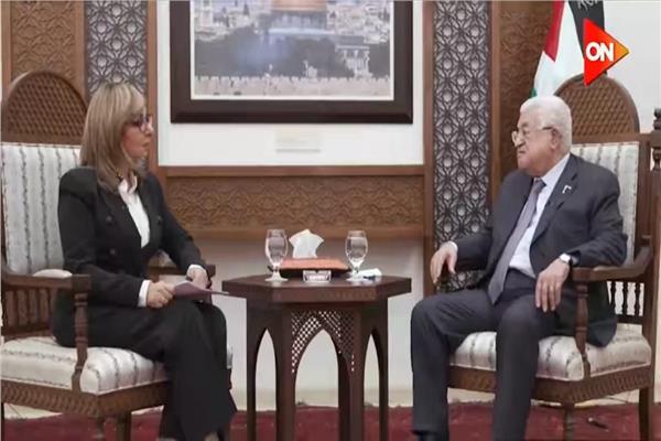 الرئيس الفلسطيني محمود عباس مع لميس الحديدي