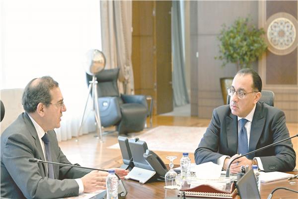 رئيس مجلس الوزراء خلال اجتماعه مع وزير البترول