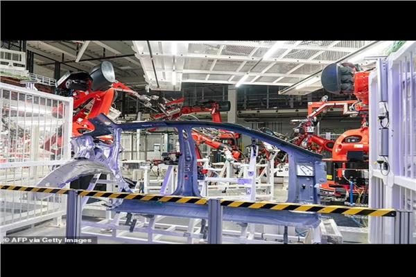 روبوت تسلا يهاجم مهندسًا في مصنع الشركة أثناء عطل  