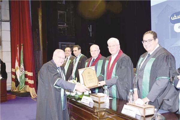 وزير التعليم العالي يكرم العلماء والفائزين في عيد العلم بالجامعة