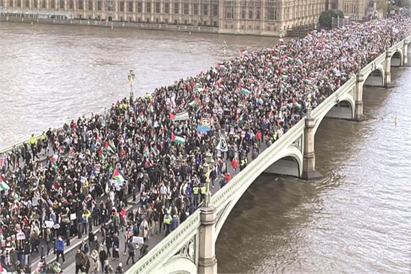 عشرات الالاف على جسر لندن لدعم فلسطين
