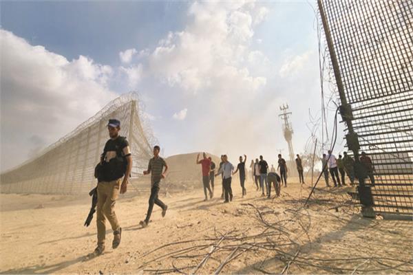 صورة من اقتحام الجدار العازل بين قطاع غزة وإسرائيل صباح ٧ أكتوبر