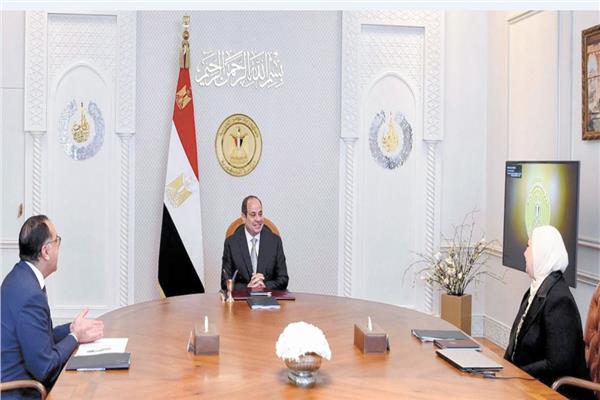 الرئيس السيسي خلال اجتماعه مع د.مصطفى مدبولي ونيفين القباج