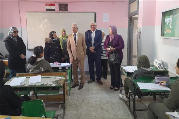 مدير تعليم القاهرة يتفقد لجان امتحانات النقل 