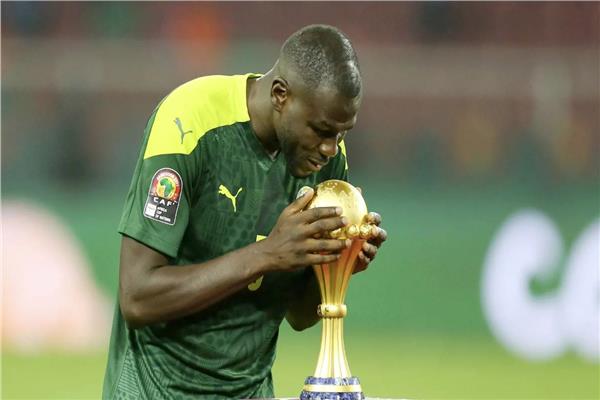 كوليبالي لاعب منتخب السنغال مع لقب نسخة 2021