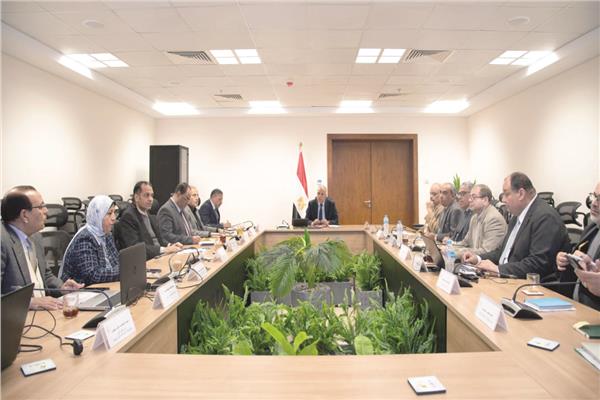 وزير الرى خلال اجتماعه مع لجنة تطوير البحيرات الشمالية