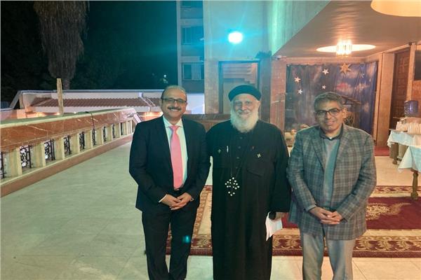 الدكتور عصام خليل خلال زيارته كنائس مصر الجديدة الأرثوذكسية والانجيلية والكاثوليك