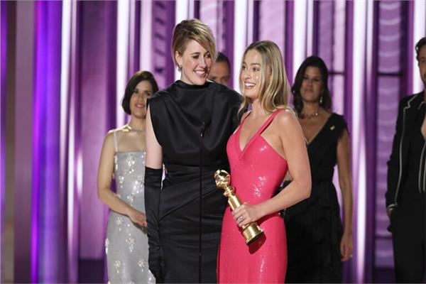 المخرجة جريتا جيرويج، والممثلة مارجوت روبي، يتسلمان جائزة فيلم باربي