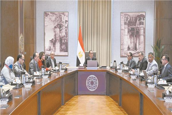 رئيس الوزراء خلال الاجتماع الأول لبحث استغلال المنطقة الاستثمارية بمطار «شرم الشيخ»