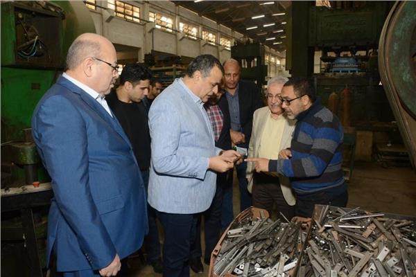 وزير الدولة للإنتاج الحربي يتابع انتظام سير العمل في حلوان للأجهزة المعدنية