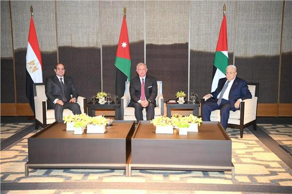 الرئيس عبد الفتاح السيسي والعاهل الأردني والرئيس الفلسطيني 