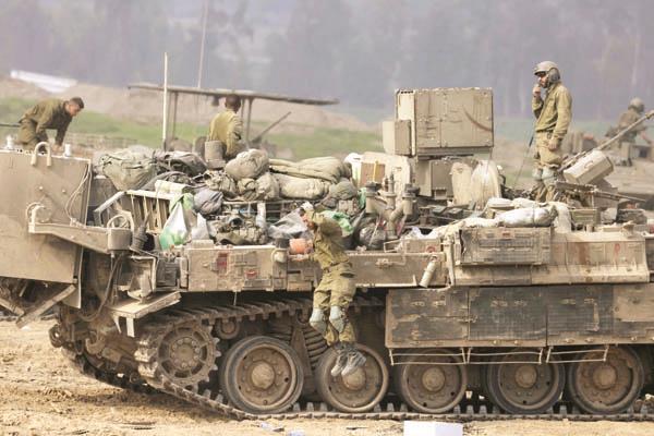 دبابة لجنود الاحتلال على حدود غزة