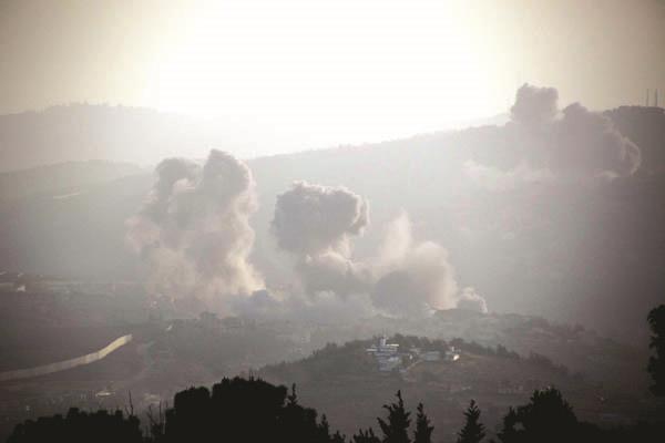 دخان يتصاعد نتيجة قصف إسرائيلى لجنوب لبنان
