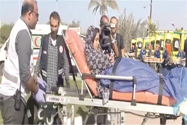 مصابة فلسطينية عبر نقلها إلى رفح للعلاج فى مصر