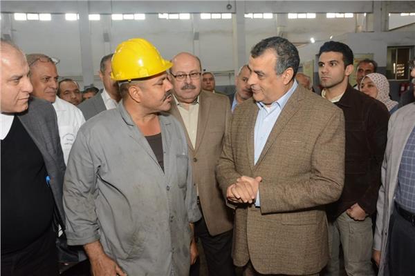  وزير الدولة للإنتاج الحربى يتحدث مع أحد العاملين بالشركة
